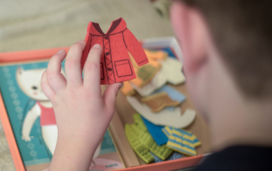 Geef nu veilig en educatief speelgoed aan kinderen in nood