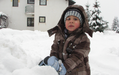 Geef een kind een winterjas, muts en wanten